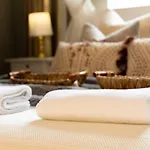 Luxury City Centre Getaway - Prime Location Sleeps 7!